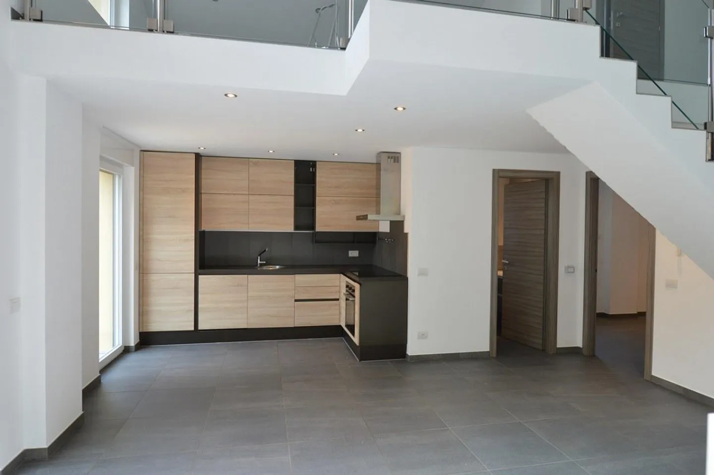 3.5-ROOM DUPLEX APARTMENT WITH GARDEN IN A TWO-FAMILY HOUSE - Photo 3 of 11