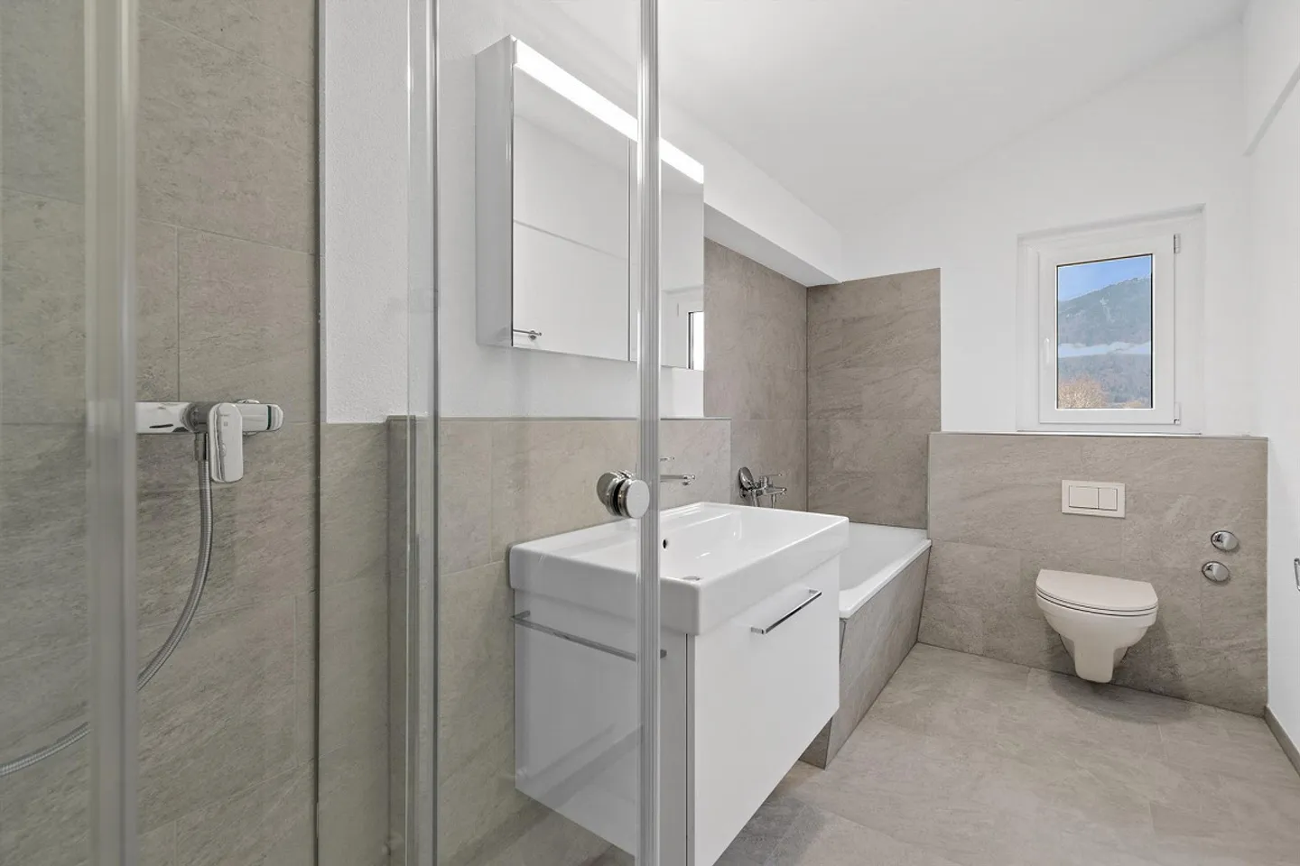 Renovated 4.5 attic apartment with stunning views 119m2 - Photo 13 of 27