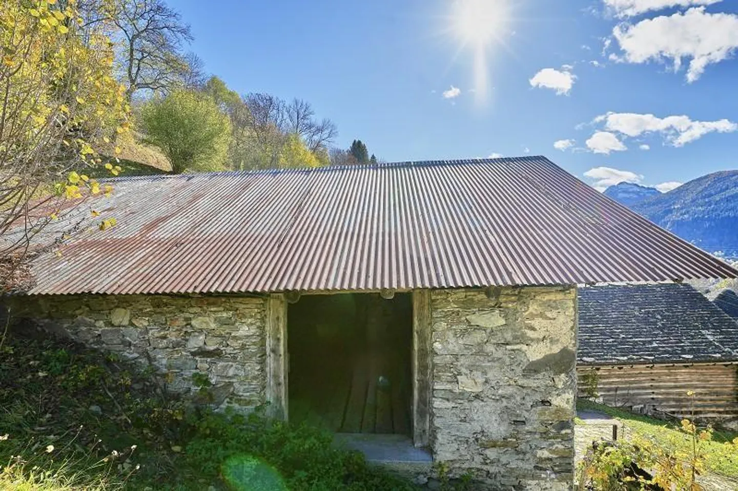 Rustico di 3 locali con licenza edile molto soleggiata e tranquilla - Foto 2 di 16