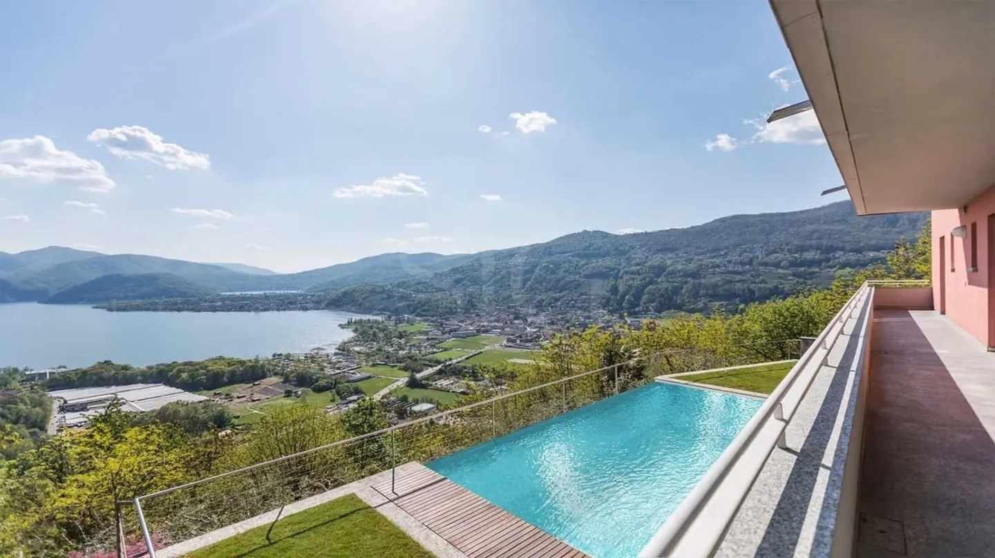 Modern Villa with Lake View - Photo 5 of 8