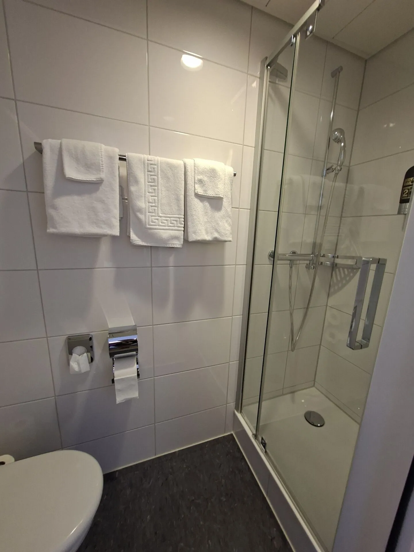 Bellissima camera arredata con bagno privato nel centro storico, 3° piano camera 303 - Foto 3 di 10