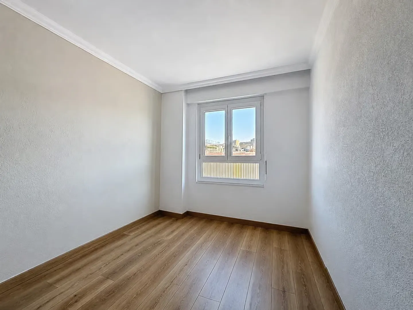 Spacieux 5,5 pièces rénové avec véranda, au cur de La Chaux-de-Fonds - Foto 9 von 12