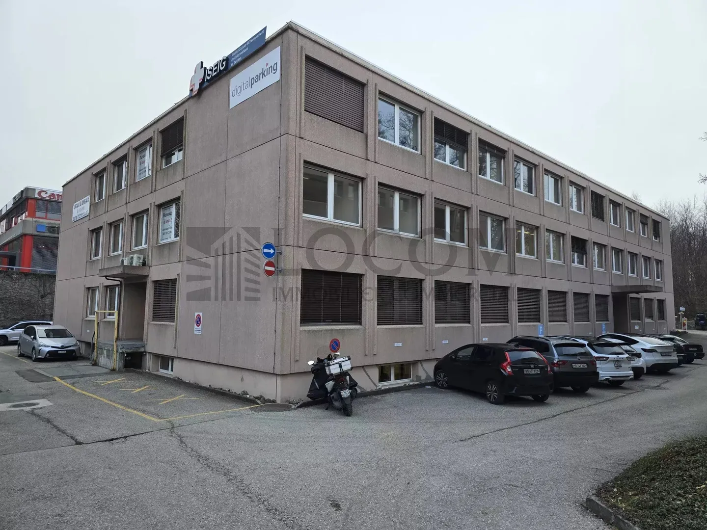 Mixed-use building for rent - Photo 1 of 13