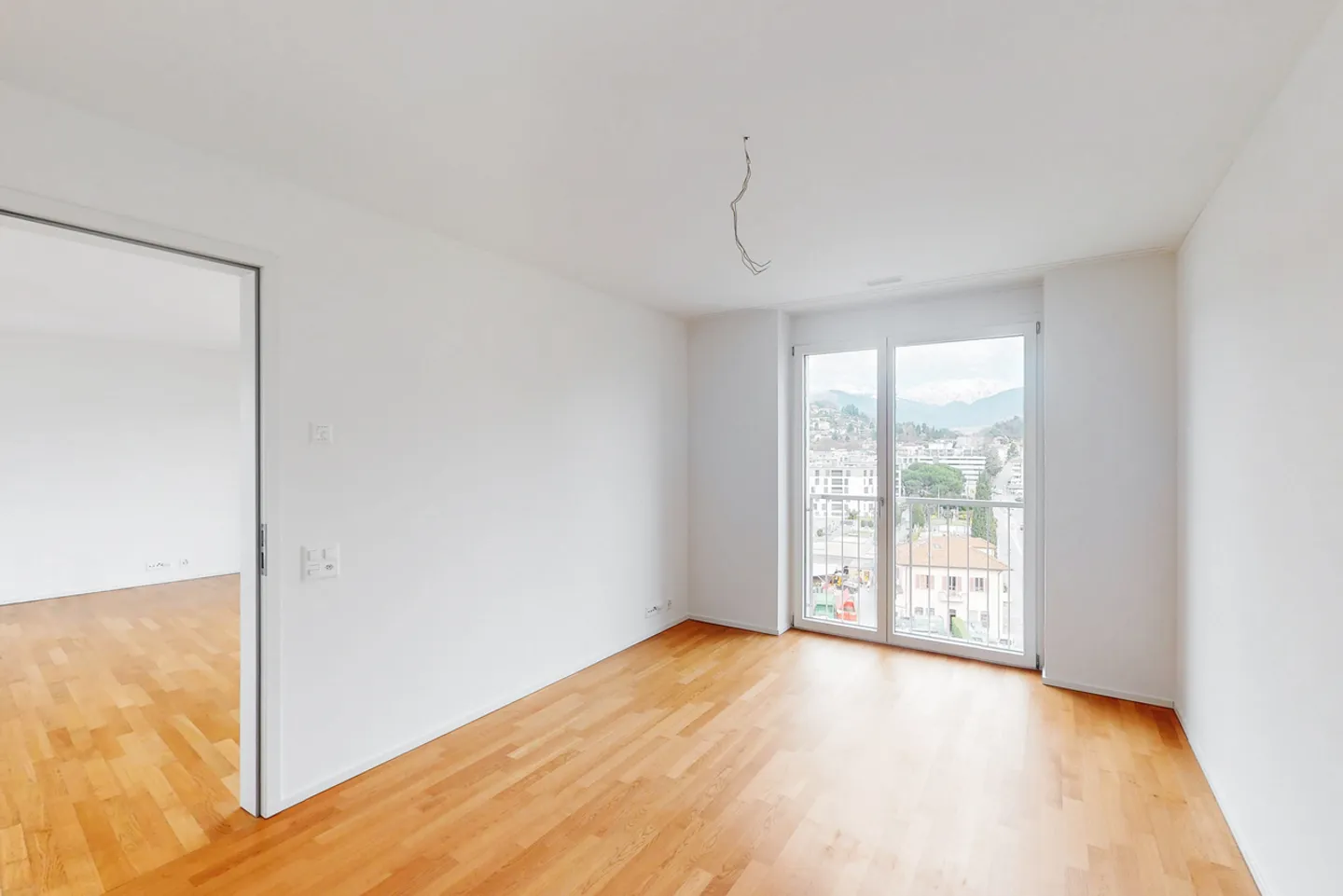 Appartement lumineux au dernier étage avec vue partielle sur le lac - Photo 4 sur 7