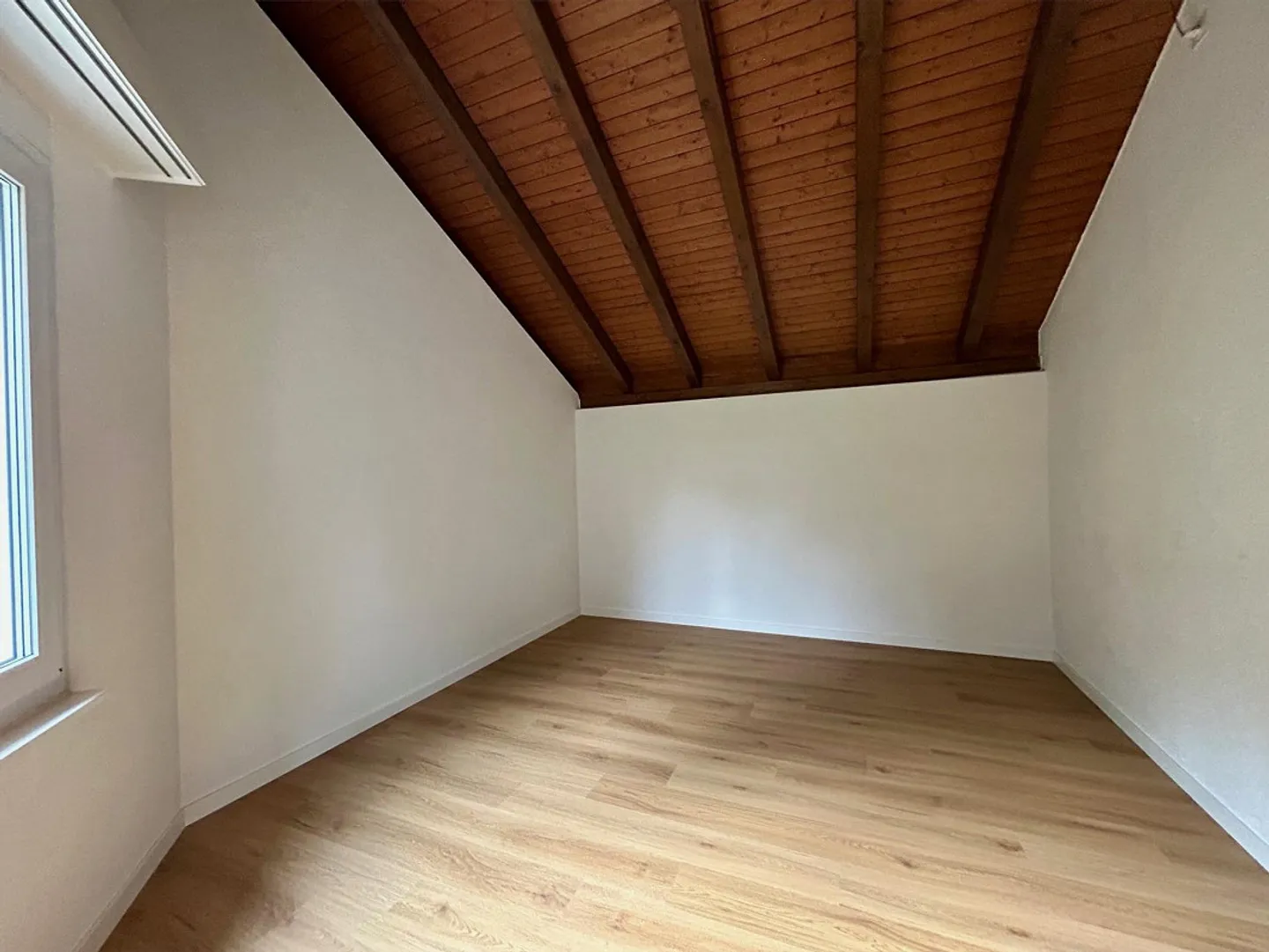 Helle Dachwohnung mit Terrasse - Foto 5 von 8