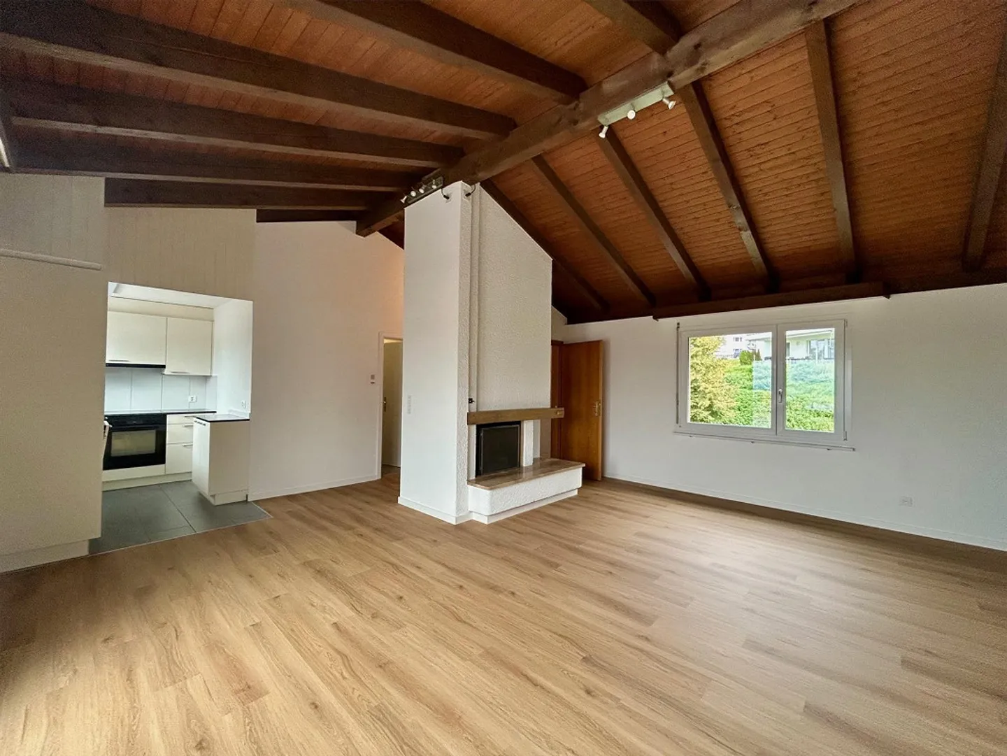 Helle Dachwohnung mit Terrasse - Foto 1 von 8