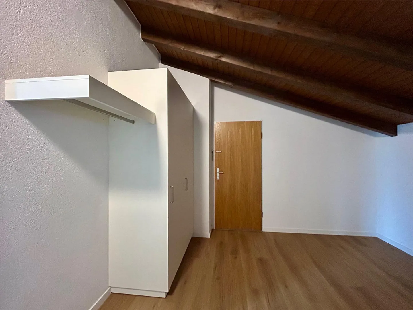 Helle Dachwohnung mit Terrasse - Foto 7 von 8