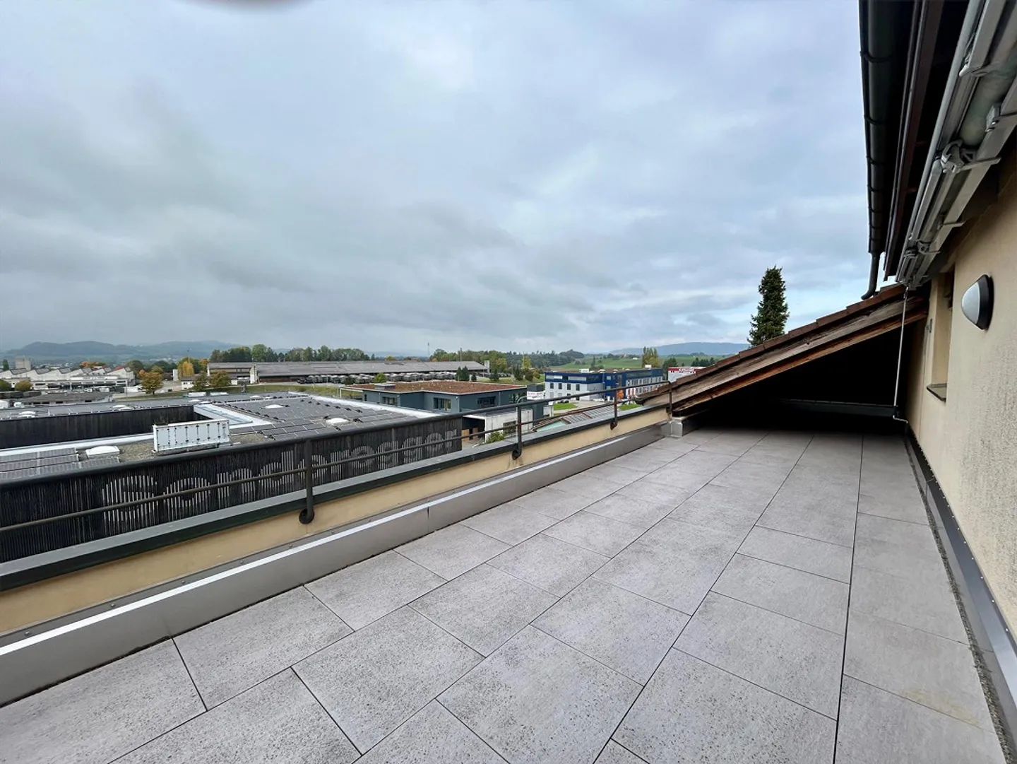 Helle Dachwohnung mit Terrasse - Foto 8 von 8