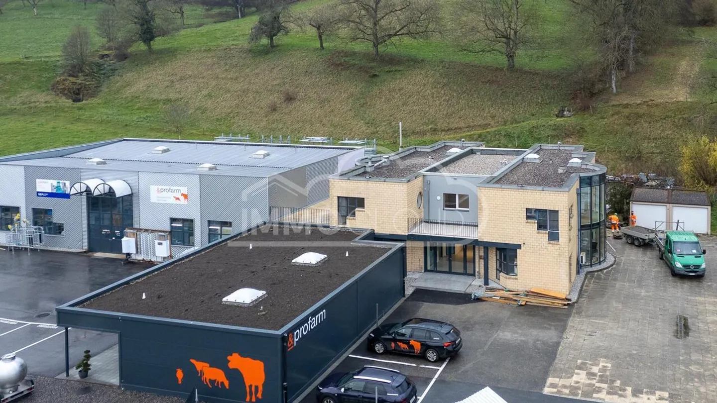 Places de parking extérieures - Photo 1 sur 3