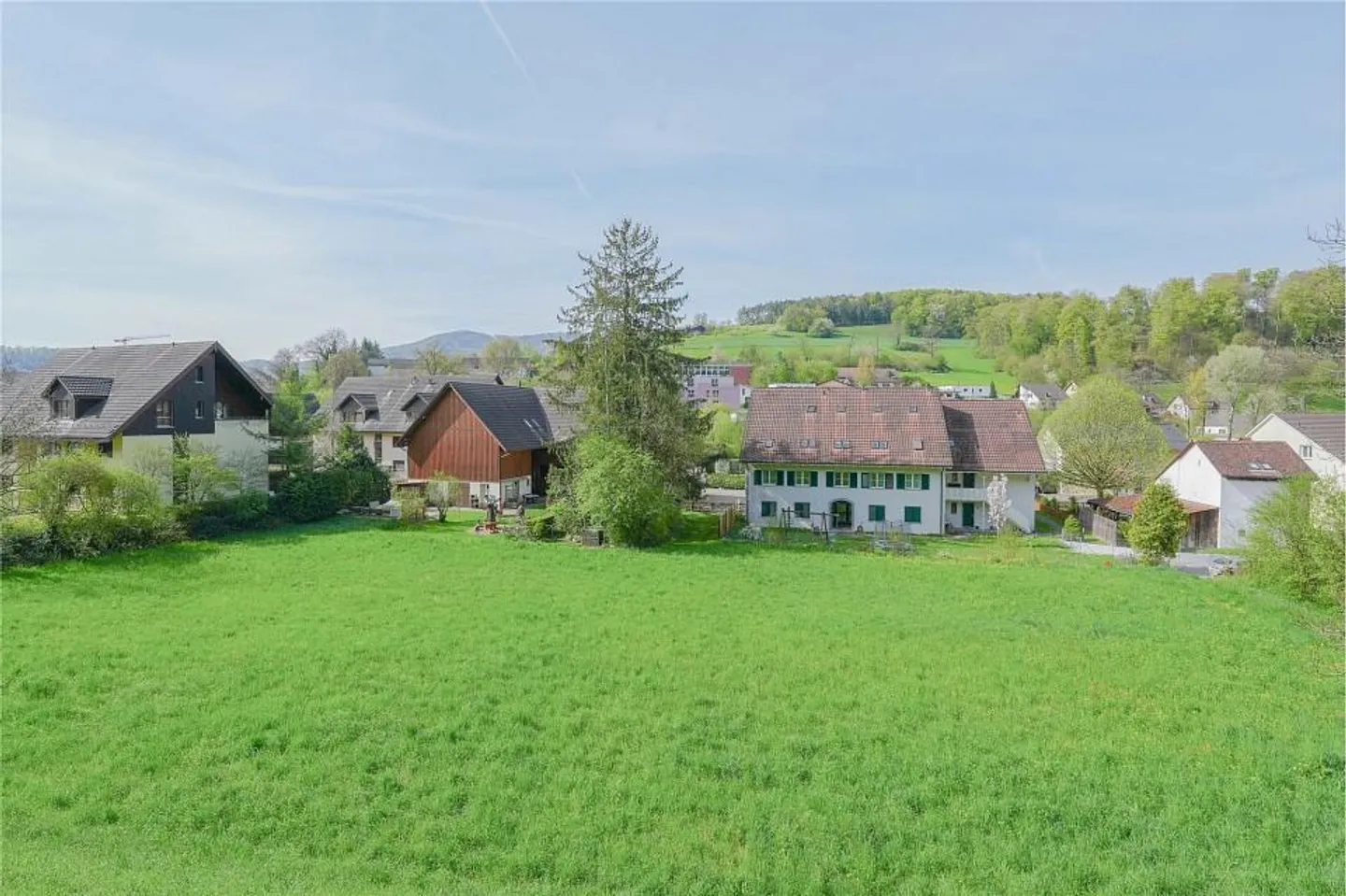 3033 m² de terrain pour environ 20 appartements à vendre dans le centre du village d'Ueken - Photo 1 sur 5