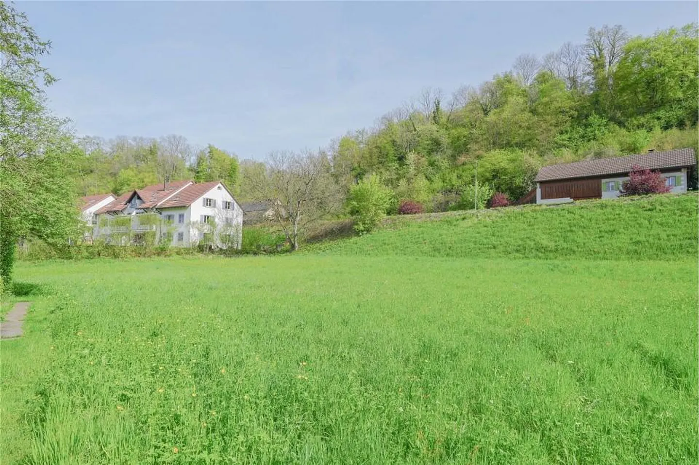 3033 m² de terrain pour environ 20 appartements à vendre dans le centre du village d'Ueken - Photo 3 sur 5