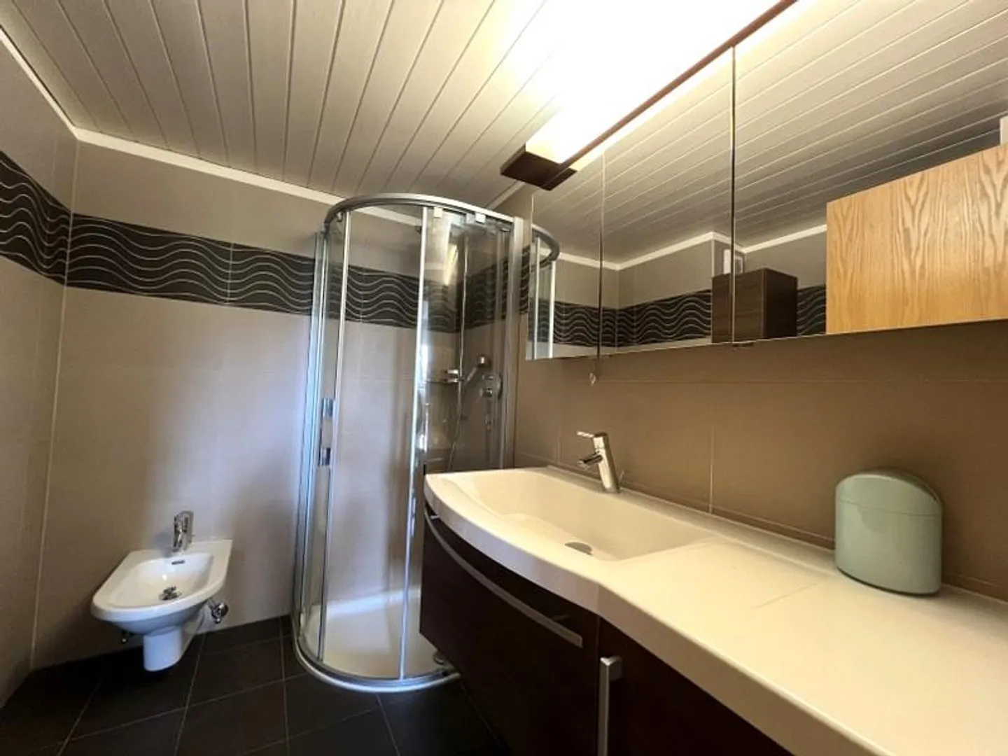 GERÄUMIGE 3.5-ZIMMER-WOHNUNG MIT WUNDERSCHÖNEM SEEBLICK - Foto 10 von 13