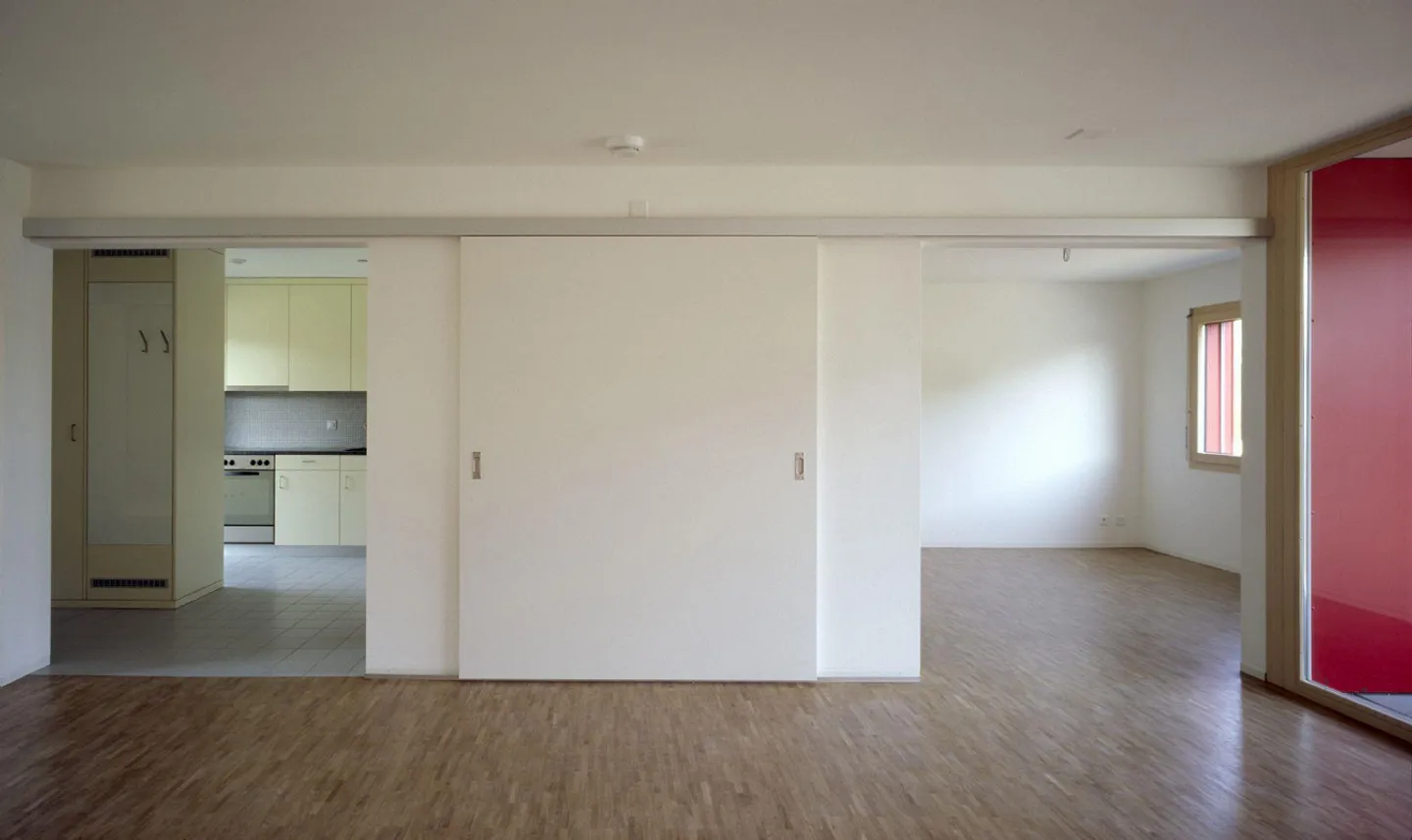 Superbe appartement de 2,5 pièces au rez-de-chaussée - Photo 3 sur 5