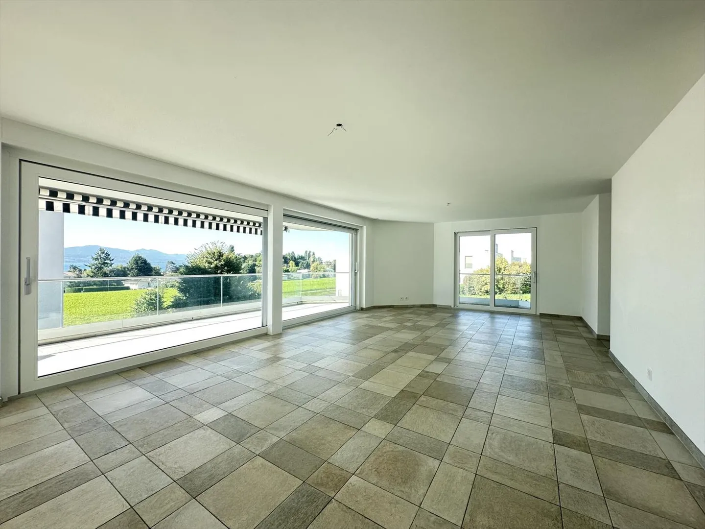 4.5 Room Apartment in St-Sulpice with Large Terrace and Lake View! - Photo 2 of 9