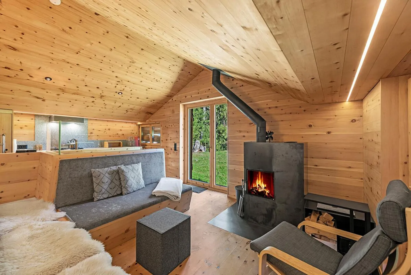 Lantsch/Lenz: Maiensäss mit stilvollem Innenausbau und Bergpanorama - Foto 2 von 7