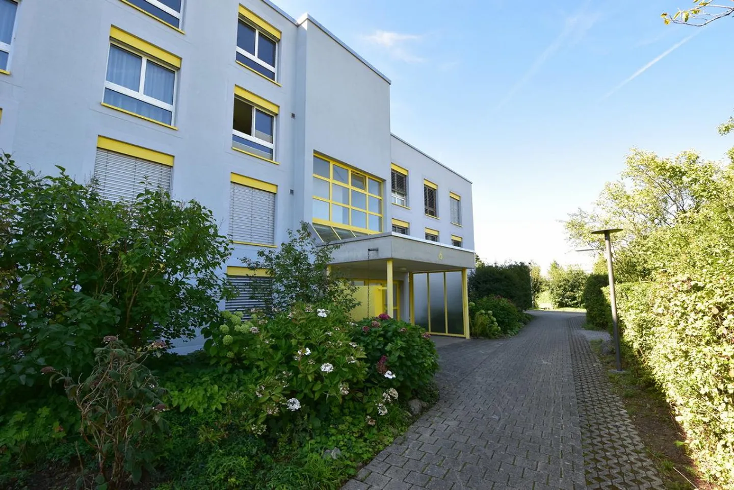 L'idylle rencontre le confort : appartement de 3½ pièces au 1er étage - Photo 1 sur 11