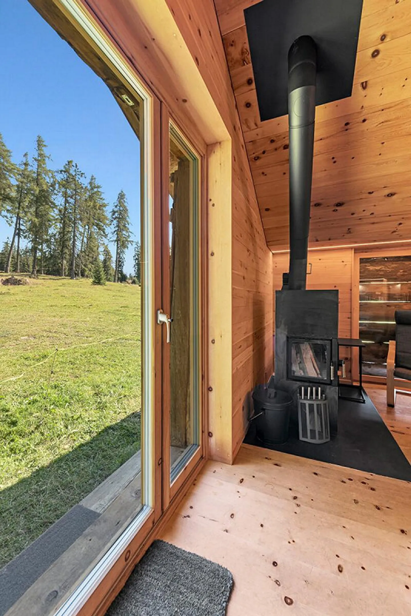Lantsch/Lenz: Maiensäss mit stilvollem Innenausbau und Bergpanorama - Foto 3 von 7