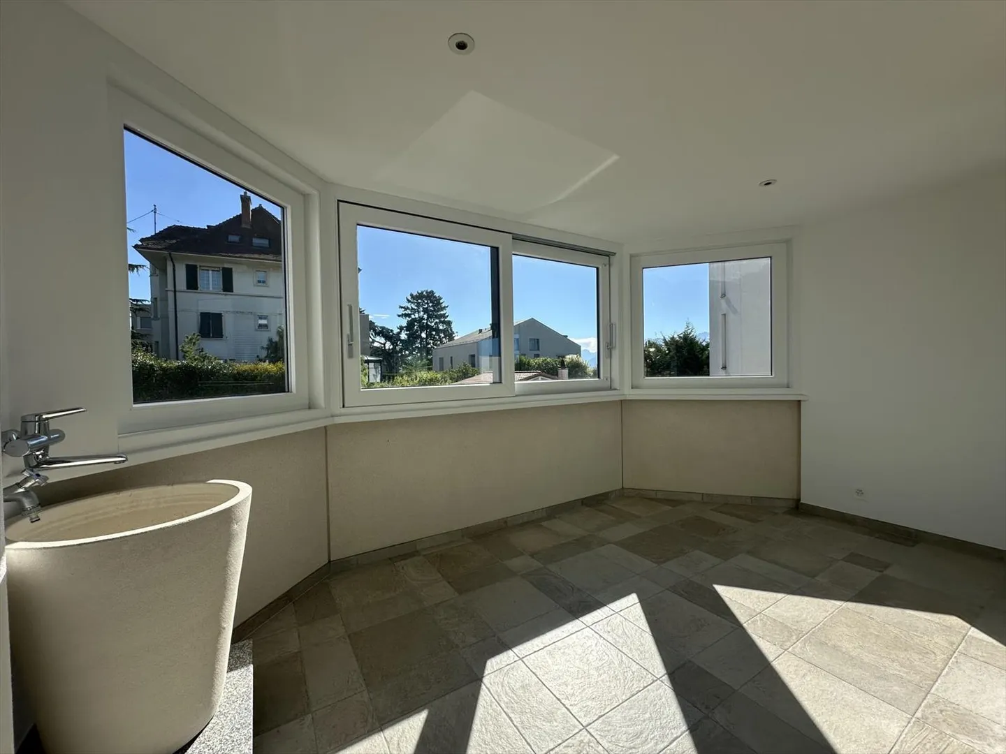 4.5 Room Apartment in St-Sulpice with Large Terrace and Lake View! - Photo 5 of 9