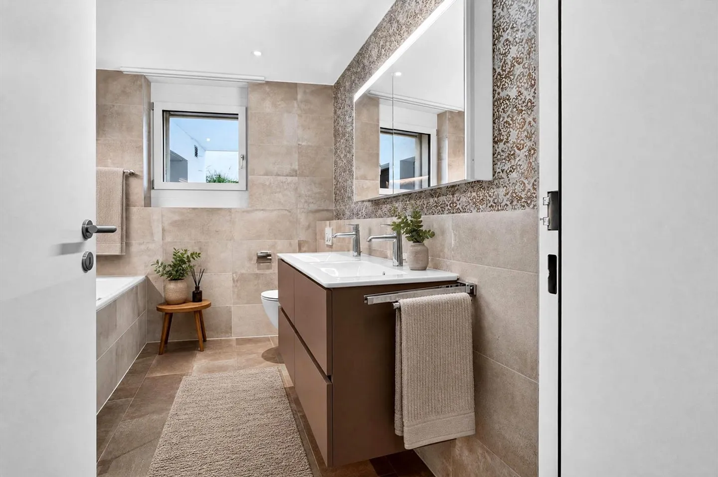 Exclusive apartment with mountain and lake view - Photo 9 of 13