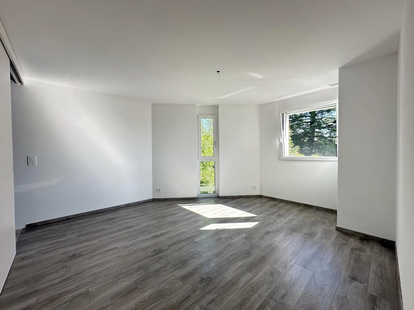 4.5 Room Apartment in St-Sulpice with Large Terrace and Lake View! - Photo 6 of 9