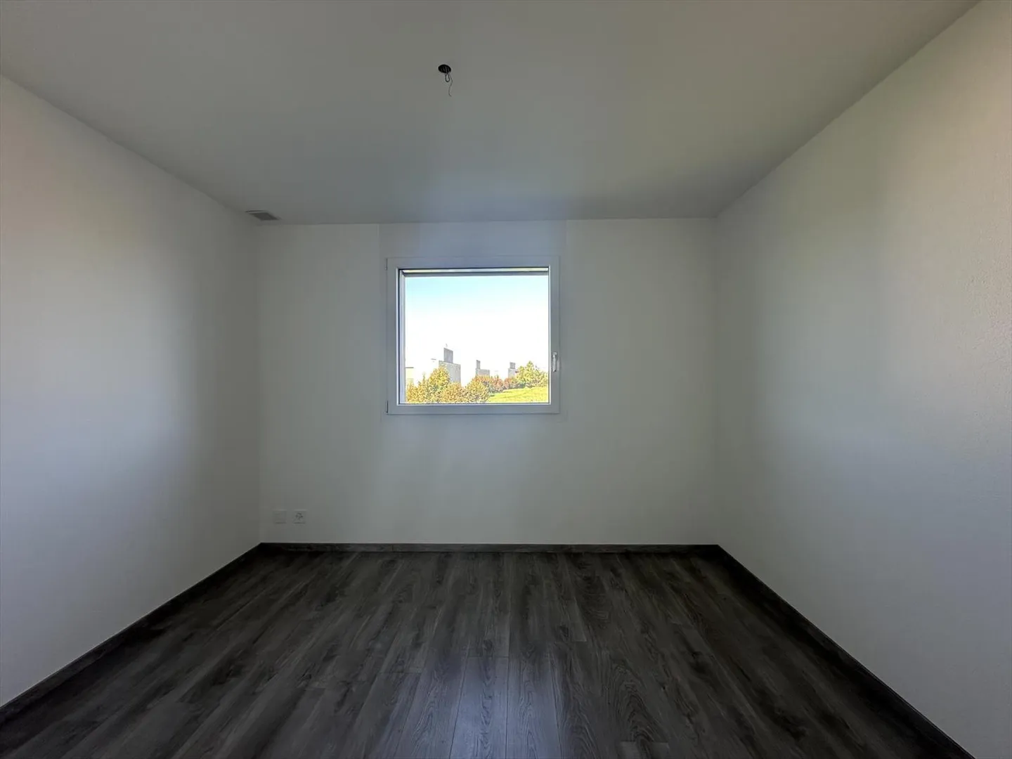 4.5 Room Apartment in St-Sulpice with Large Terrace and Lake View! - Photo 8 of 9