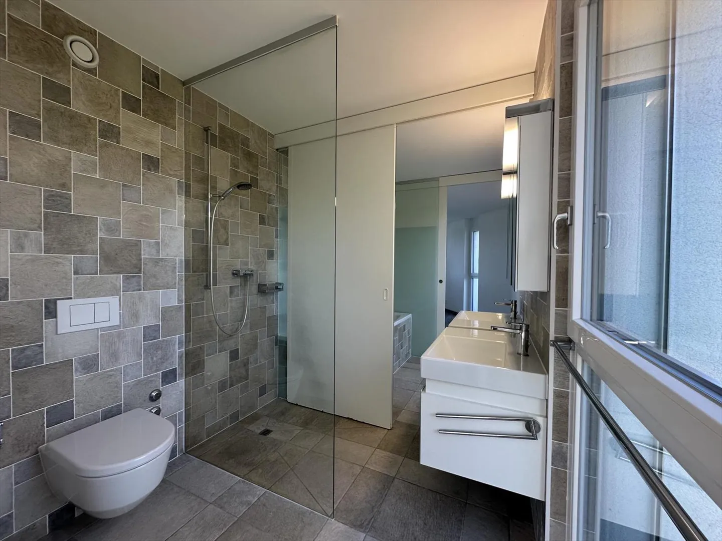4.5 Room Apartment in St-Sulpice with Large Terrace and Lake View! - Photo 9 of 9