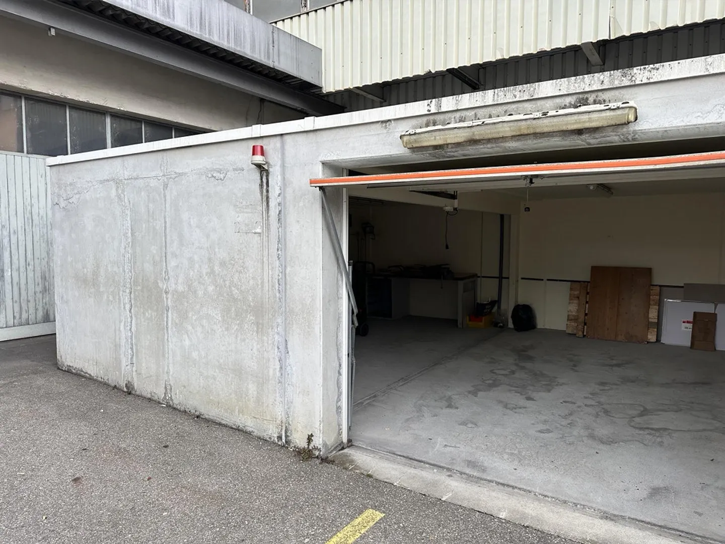 Double garage à l'ouest - Photo 2 sur 3