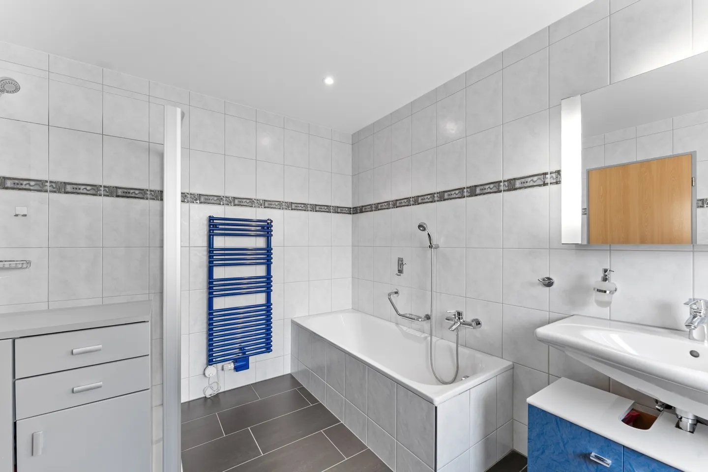 Maison jumelée spacieuse de 5,5 pièces avec 237m2 de surface habitable - Photo 5 sur 7