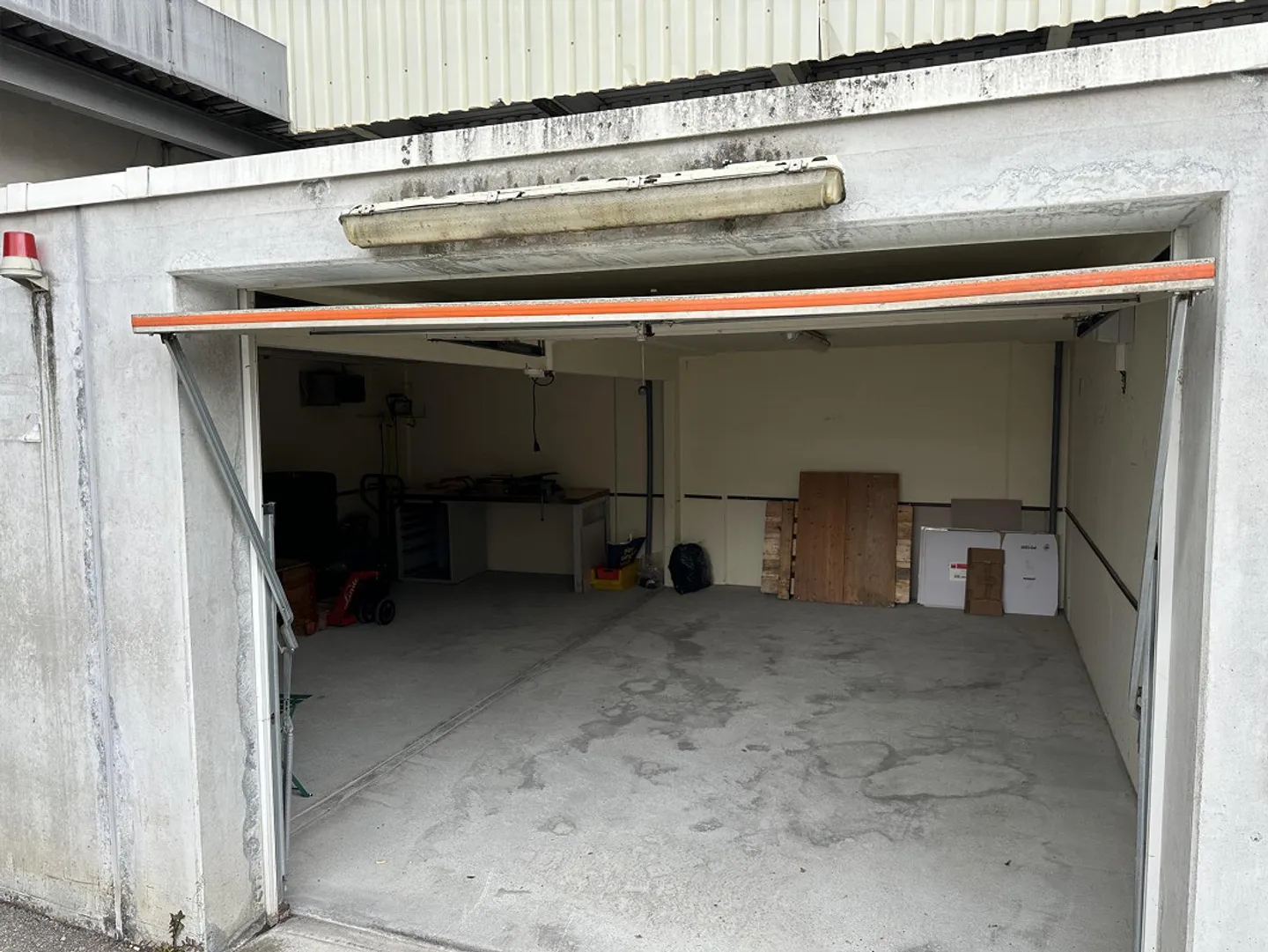 Double garage à l'ouest - Photo 1 sur 3