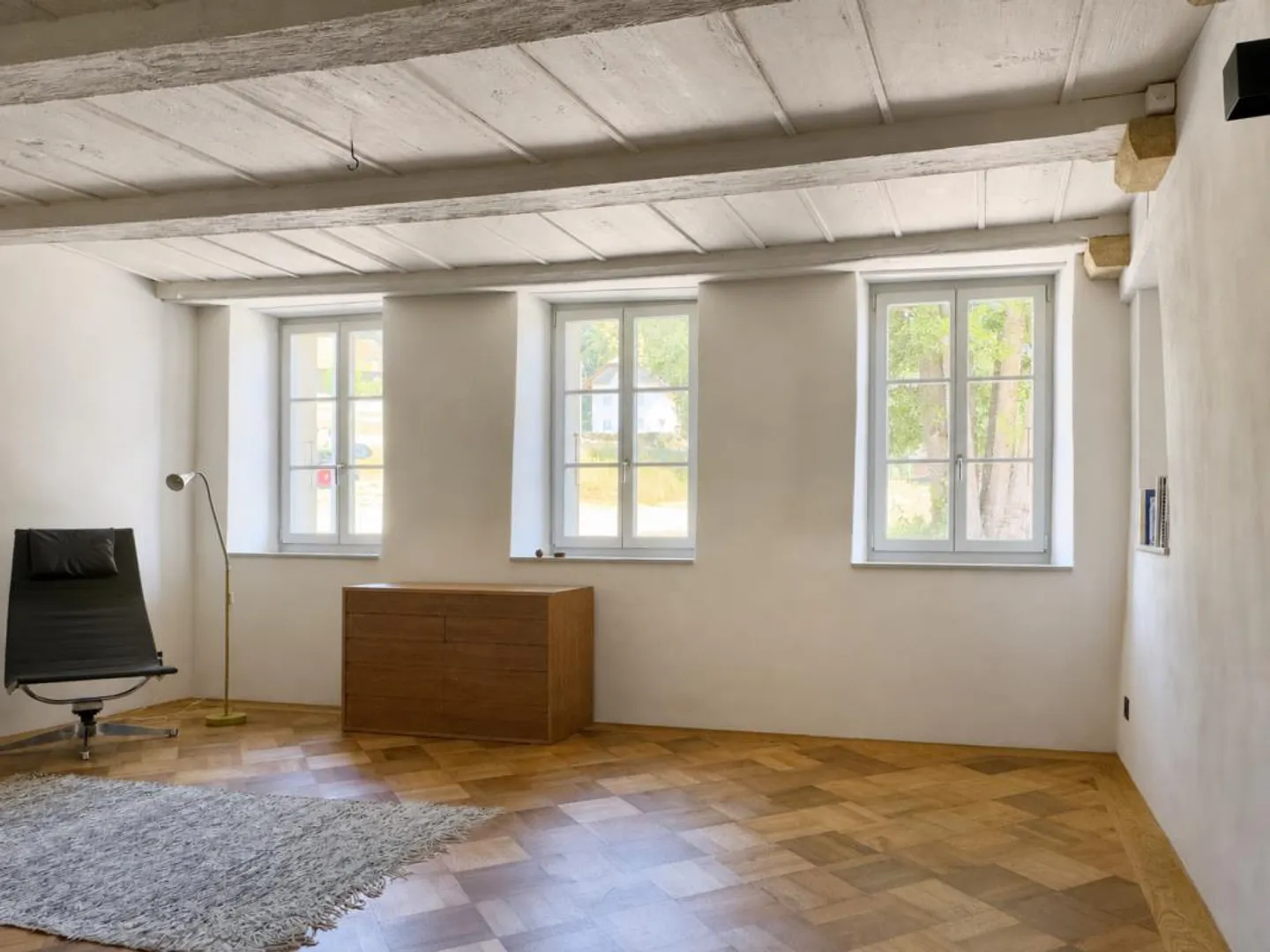 Moderno appartamento duplex di 2,5 stanze con qualità abitativa unica, loggia accogliente, posto auto e varie comodità nel parco del castello - Foto 3 di 30