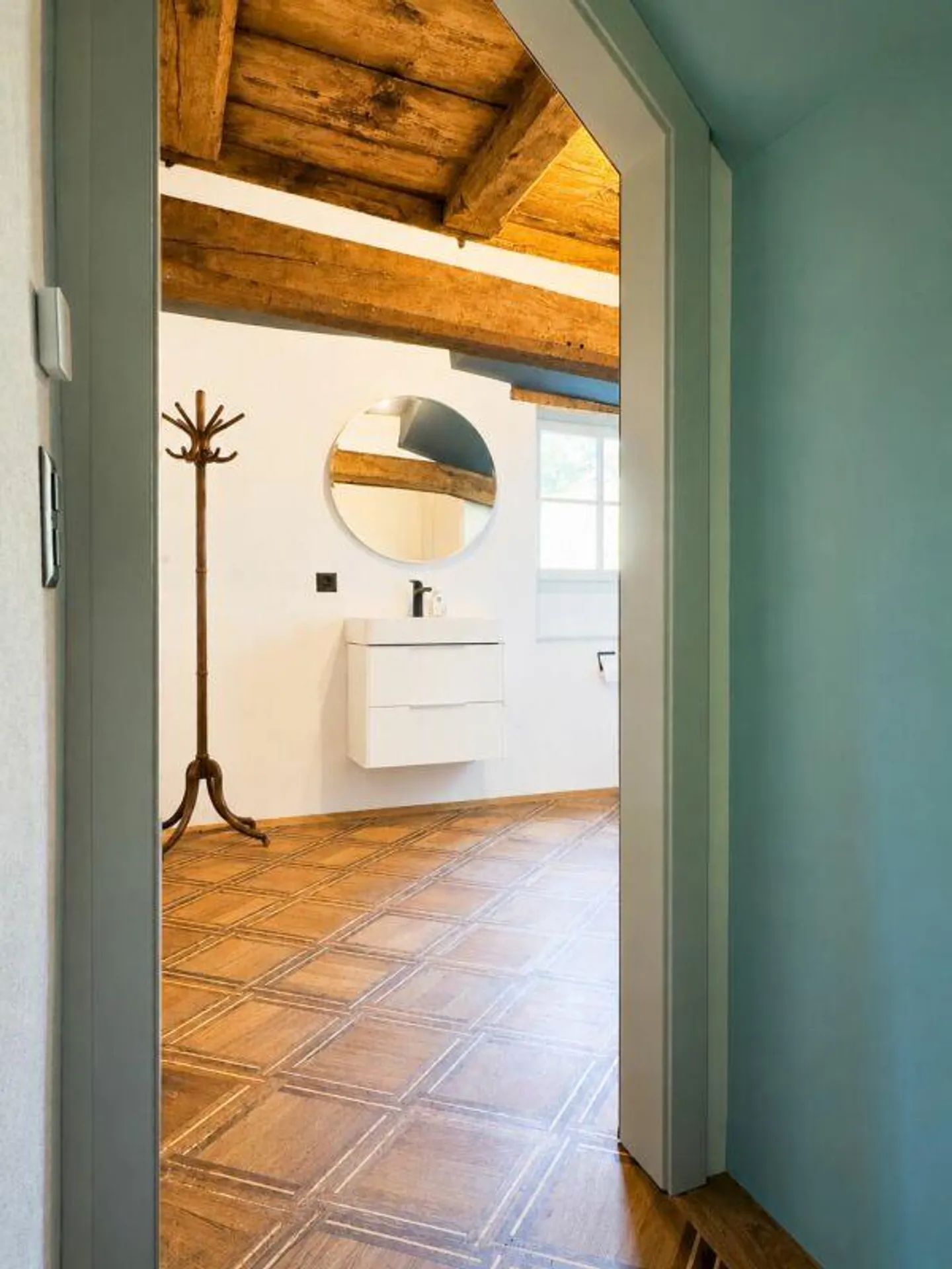 Moderno appartamento duplex di 2,5 stanze con qualità abitativa unica, loggia accogliente, posto auto e varie comodità nel parco del castello - Foto 4 di 30