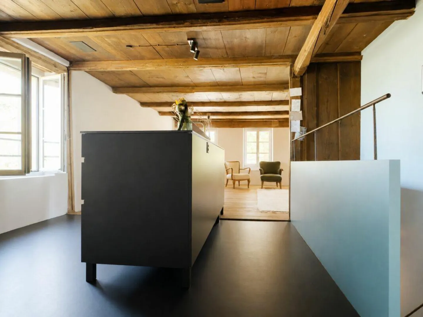 Moderno appartamento duplex di 2,5 stanze con qualità abitativa unica, loggia accogliente, posto auto e varie comodità nel parco del castello - Foto 6 di 30