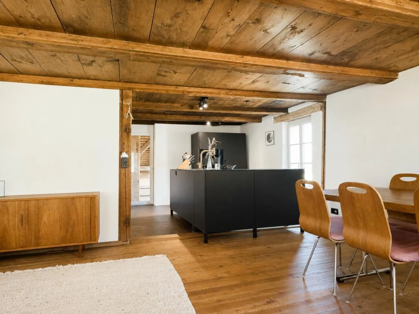 Moderno appartamento duplex di 2,5 stanze con qualità abitativa unica, loggia accogliente, posto auto e varie comodità nel parco del castello - Foto 7 di 30