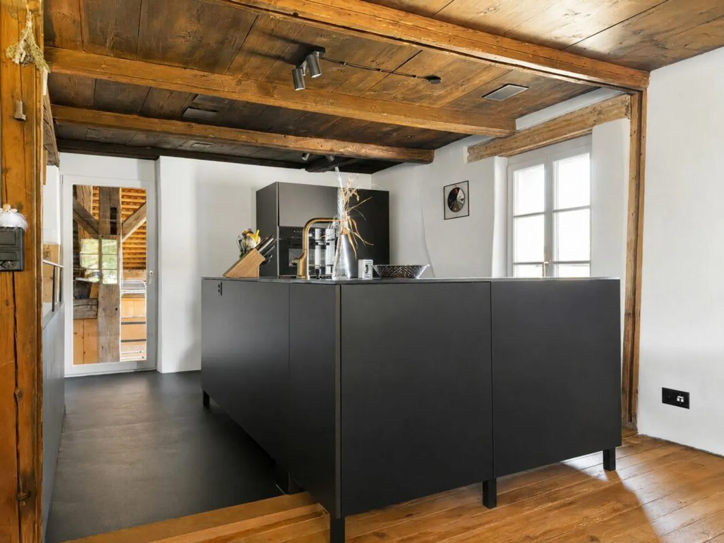 Moderno appartamento duplex di 2,5 stanze con qualità abitativa unica, loggia accogliente, posto auto e varie comodità nel parco del castello - Foto 8 di 30