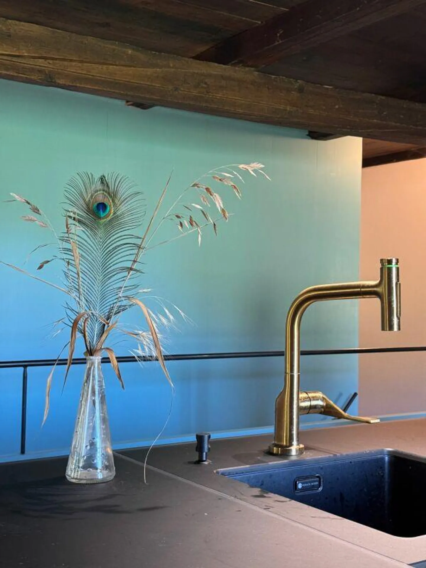Moderno appartamento duplex di 2,5 stanze con qualità abitativa unica, loggia accogliente, posto auto e varie comodità nel parco del castello - Foto 9 di 30