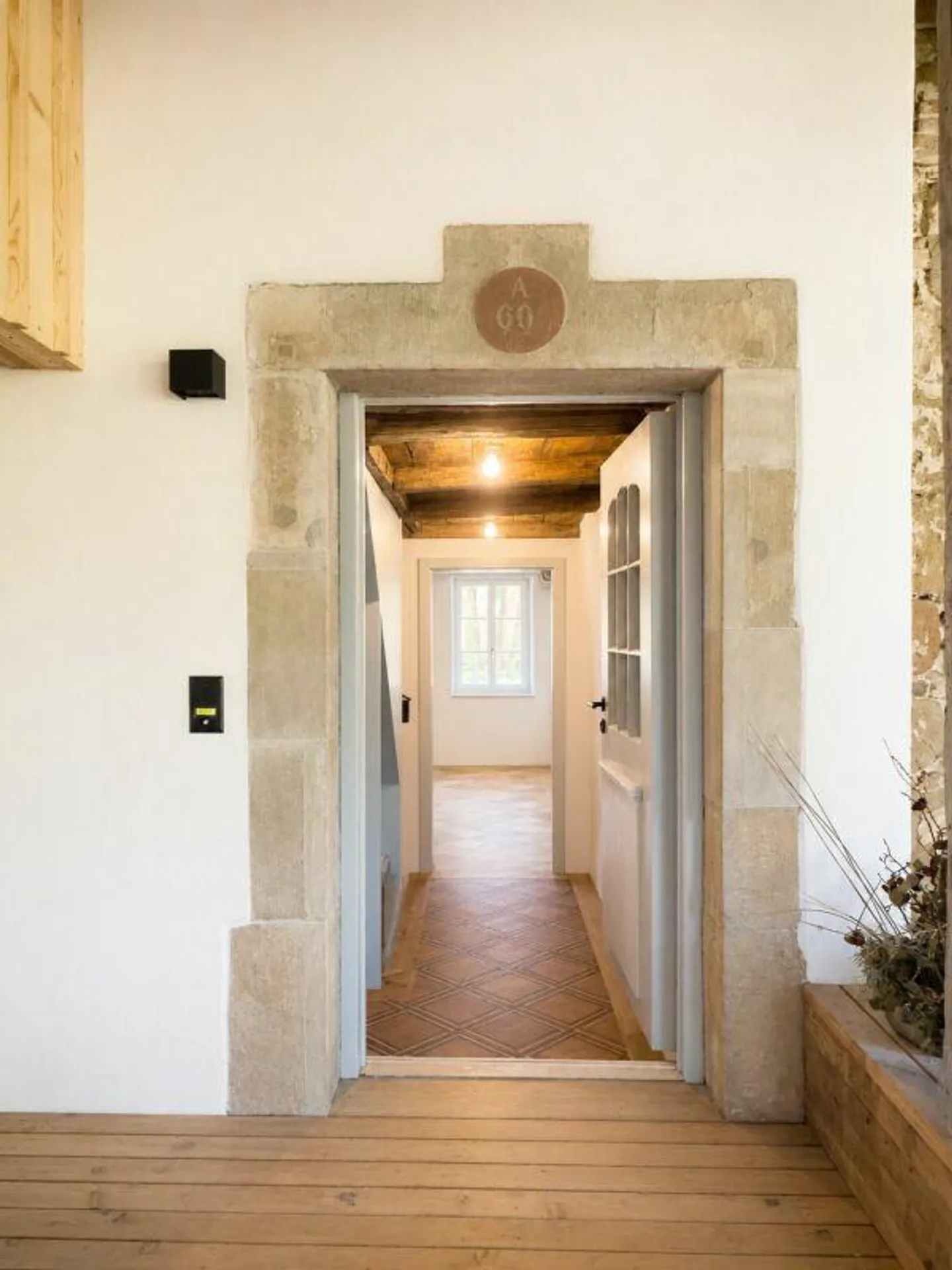 Moderno appartamento duplex di 2,5 stanze con qualità abitativa unica, loggia accogliente, posto auto e varie comodità nel parco del castello - Foto 1 di 30