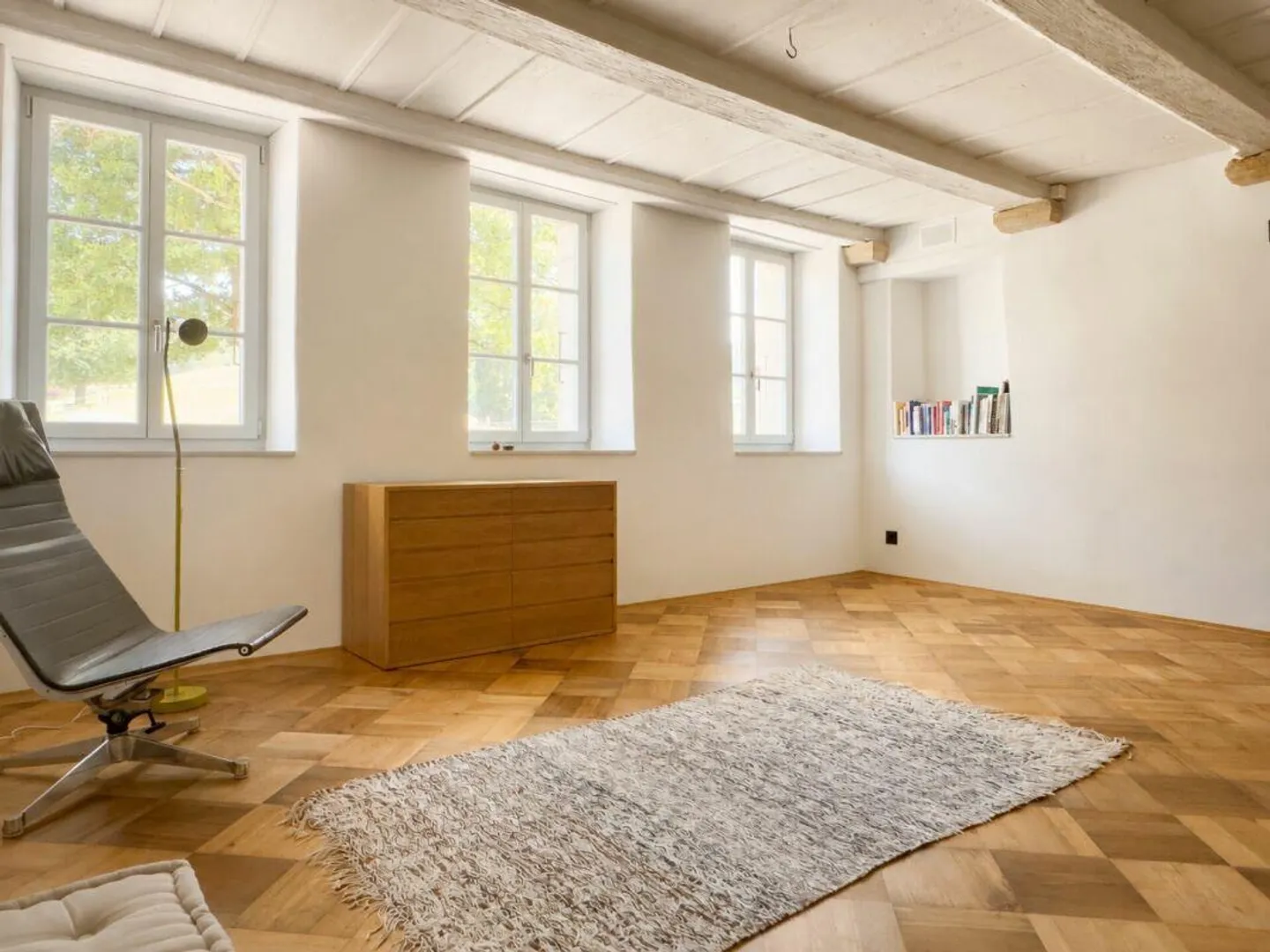 Moderno appartamento duplex di 2,5 stanze con qualità abitativa unica, loggia accogliente, posto auto e varie comodità nel parco del castello - Foto 2 di 30
