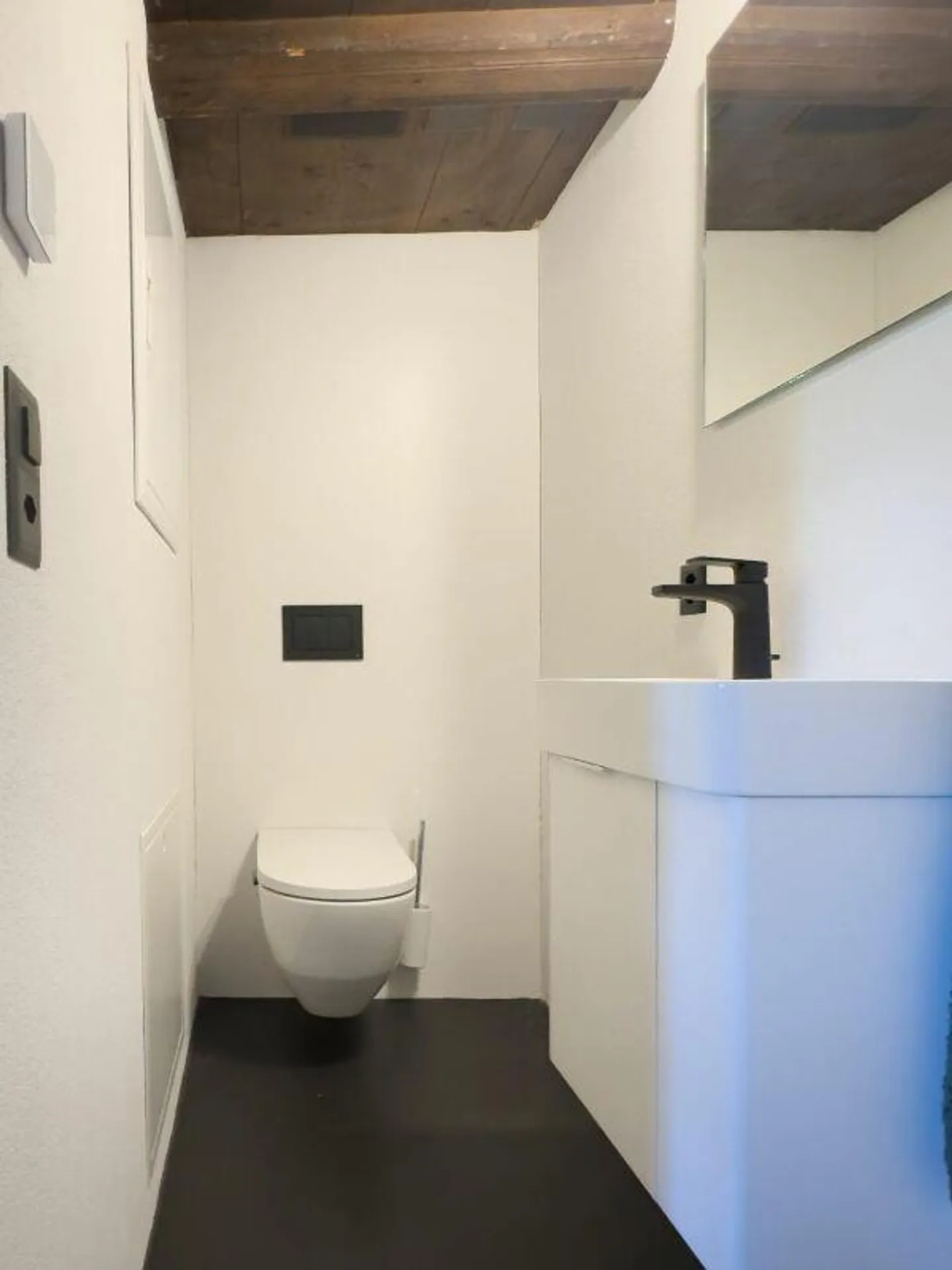 Moderno appartamento duplex di 2,5 stanze con qualità abitativa unica, loggia accogliente, posto auto e varie comodità nel parco del castello - Foto 13 di 30