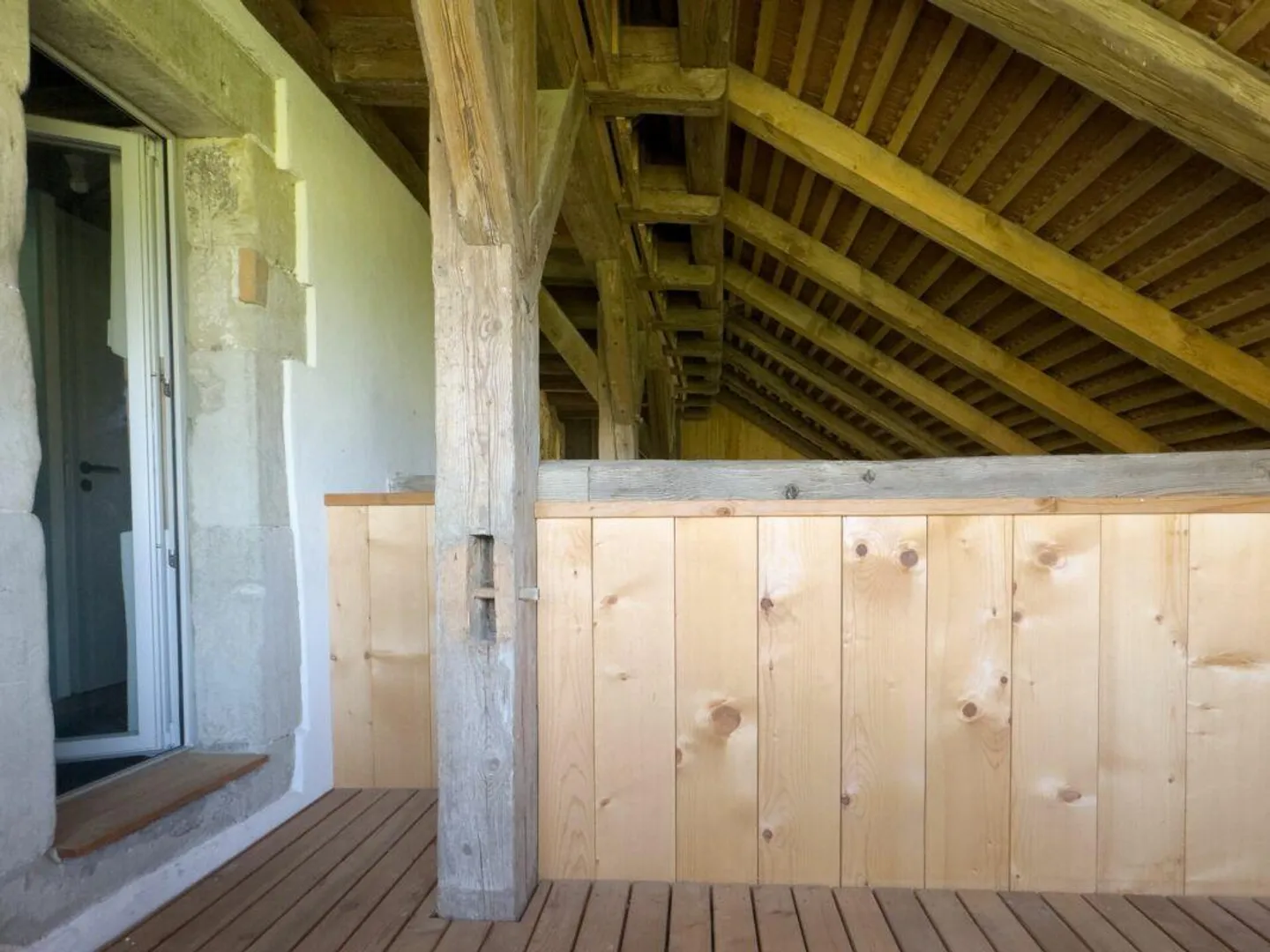 Moderno appartamento duplex di 2,5 stanze con qualità abitativa unica, loggia accogliente, posto auto e varie comodità nel parco del castello - Foto 15 di 30