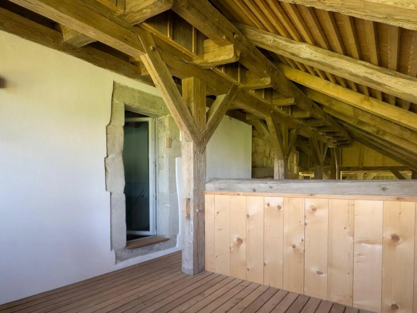 Moderno appartamento duplex di 2,5 stanze con qualità abitativa unica, loggia accogliente, posto auto e varie comodità nel parco del castello - Foto 18 di 30