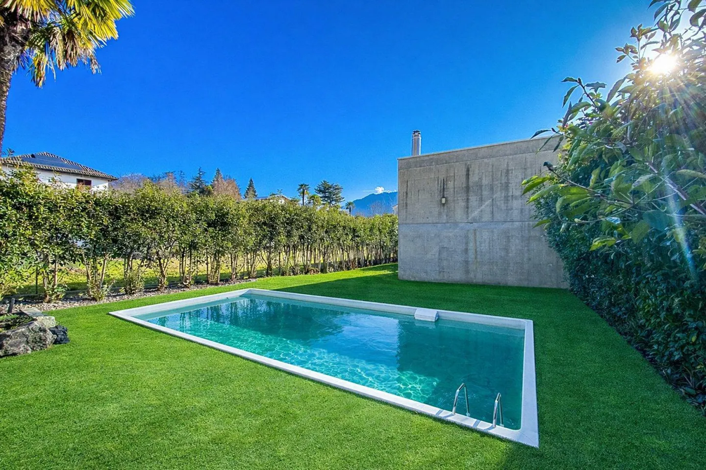 Elegant detached house with garden and swimming pool surrounded by greenery – Minusio - Photo 2 of 30