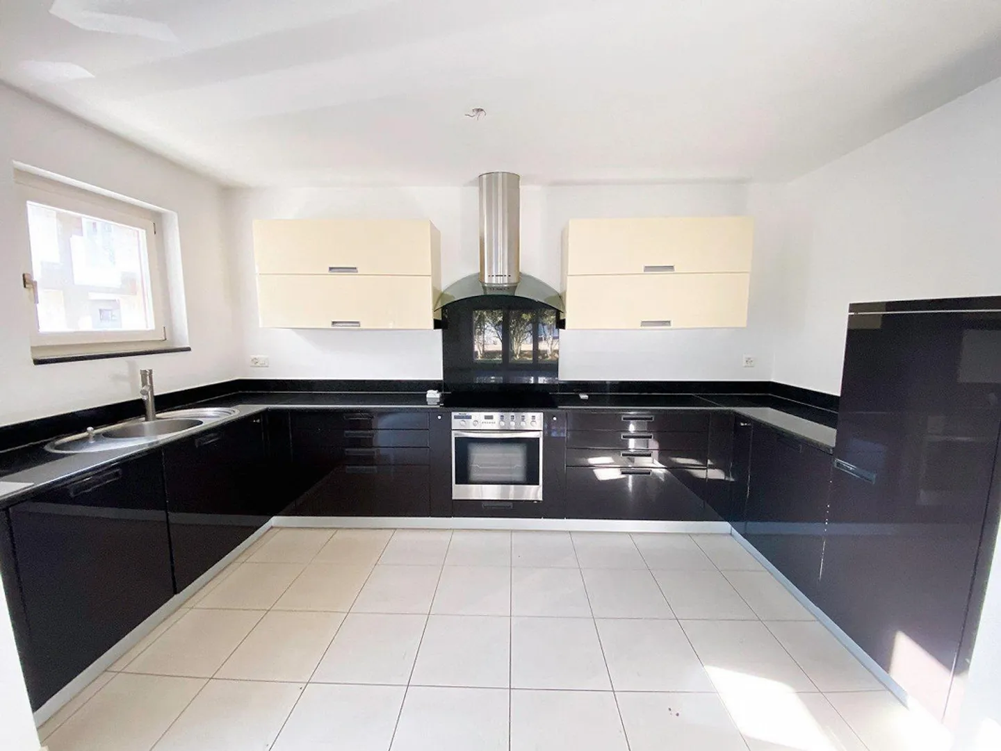 Elegant detached house with garden and swimming pool surrounded by greenery – Minusio - Photo 8 of 30