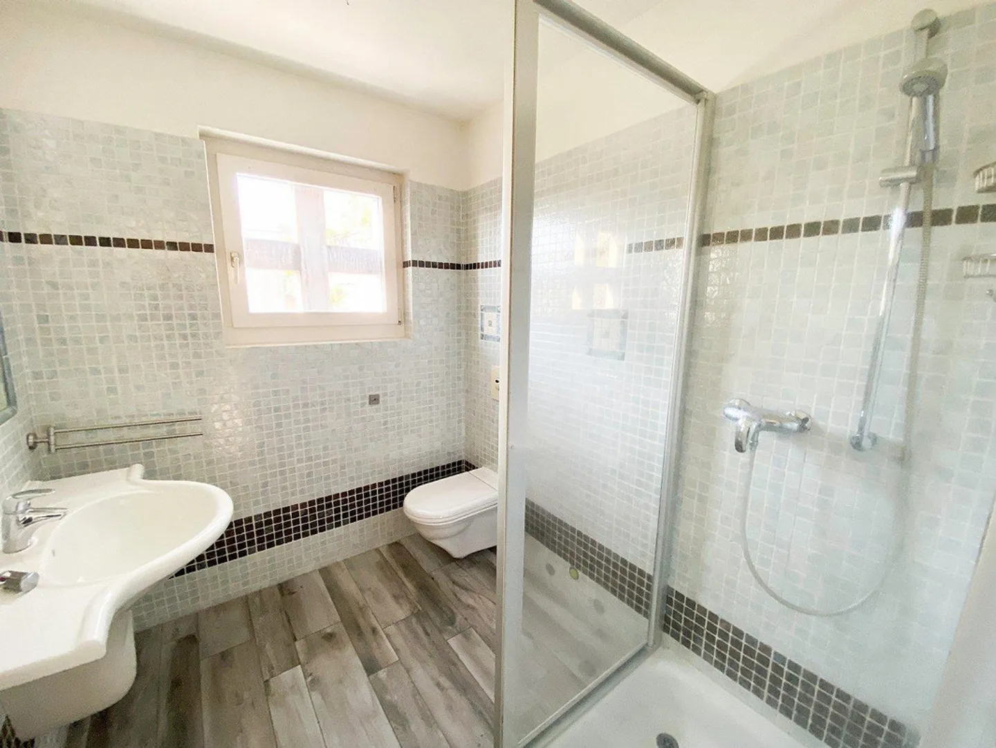 Elegant detached house with garden and swimming pool surrounded by greenery – Minusio - Photo 10 of 30