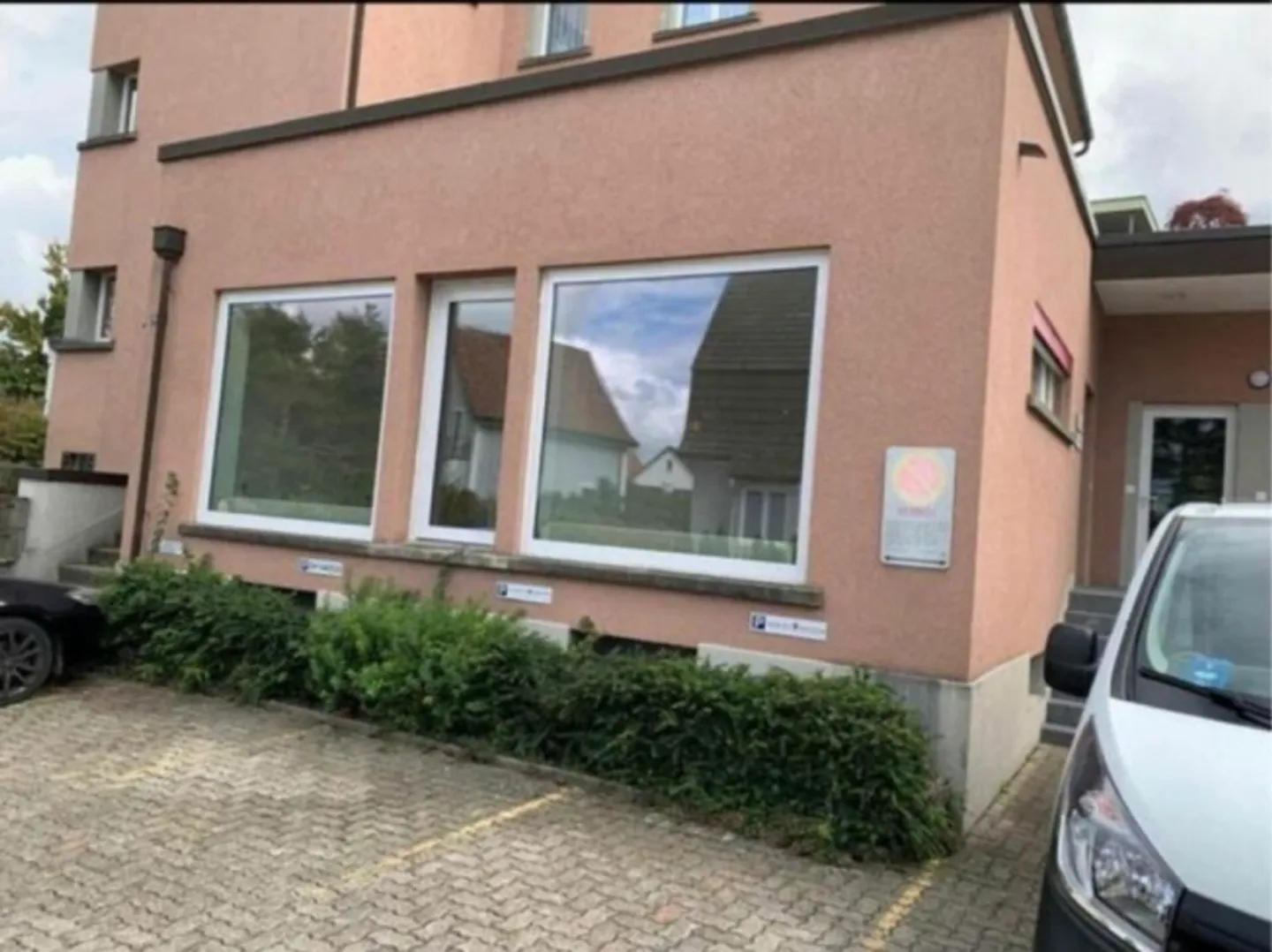 Mixed-use building for rent - Photo 1 of 4
