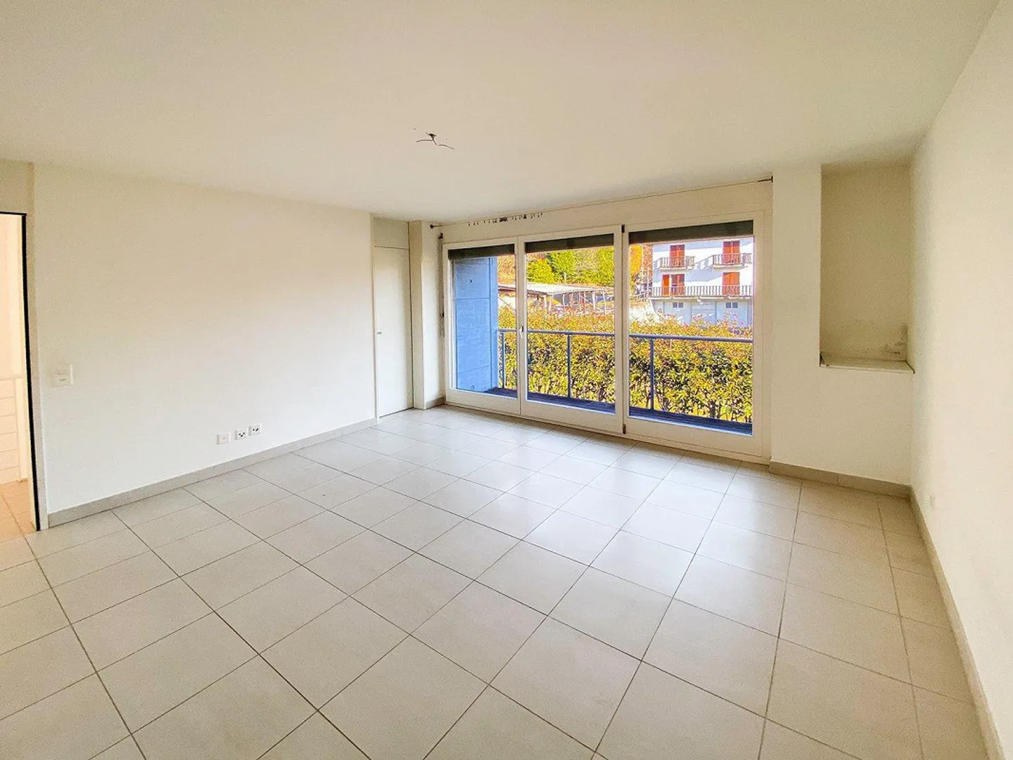 Elegant detached house with garden and swimming pool surrounded by greenery – Minusio - Photo 13 of 30