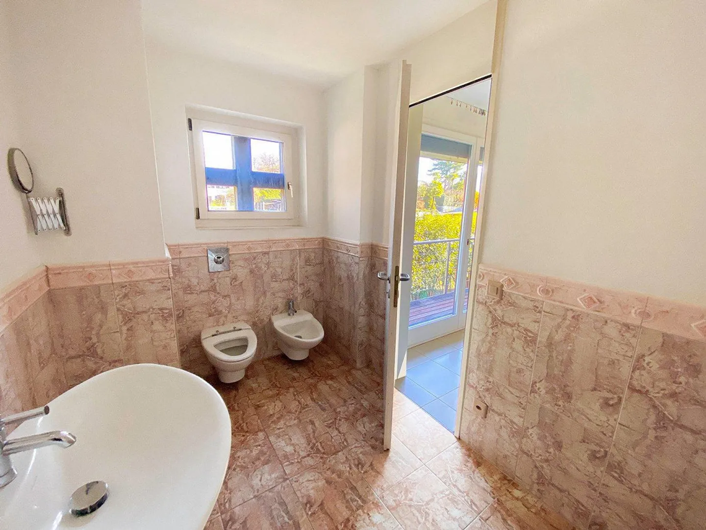 Elegant detached house with garden and swimming pool surrounded by greenery – Minusio - Photo 15 of 30