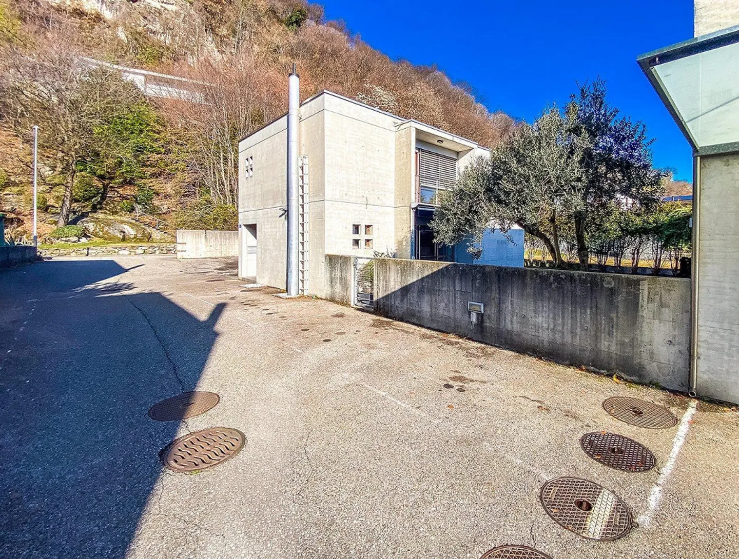 Elegant detached house with garden and swimming pool surrounded by greenery – Minusio - Photo 29 of 30