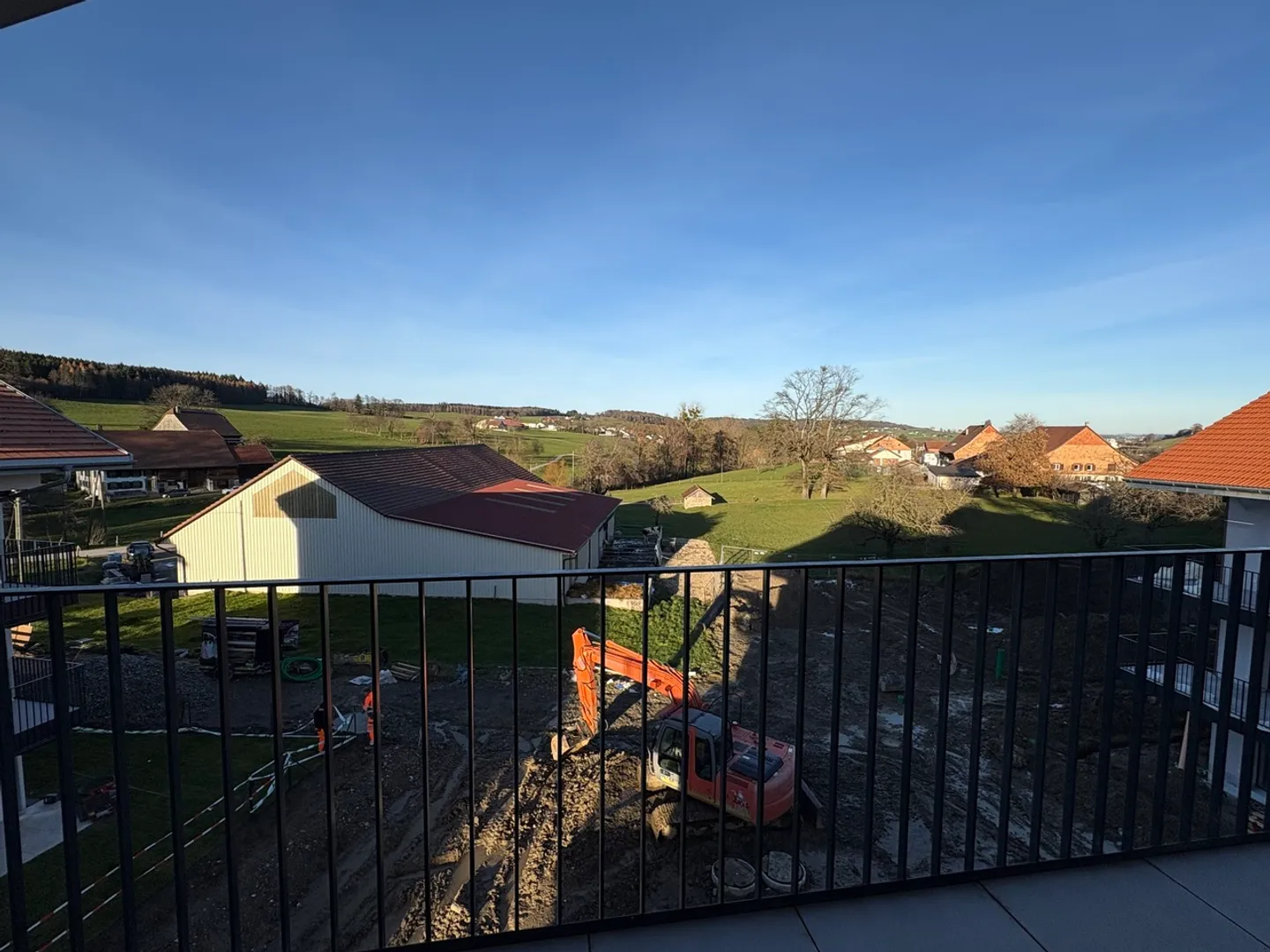 Luxurious 2.5 penthouse apartment, large glass front on covered balcony - Photo 5 of 5