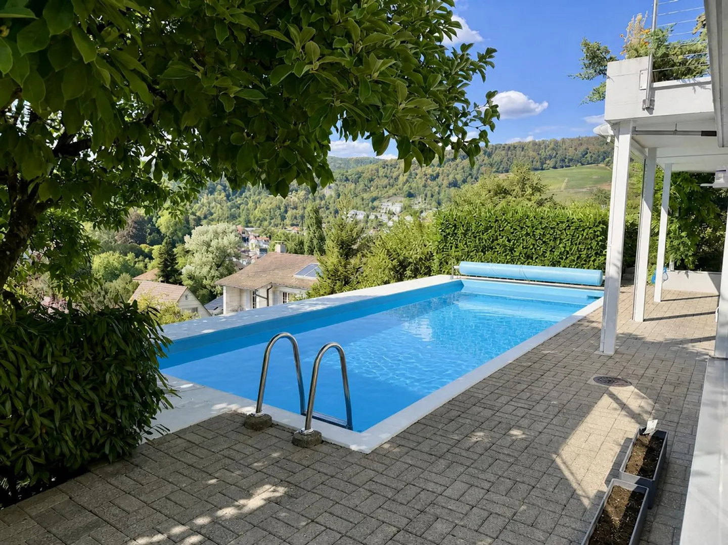 Première occupation loft de style 3.5 pièces (105 m2) avec piscine, jardin et vue panoramique - Photo 1 sur 23