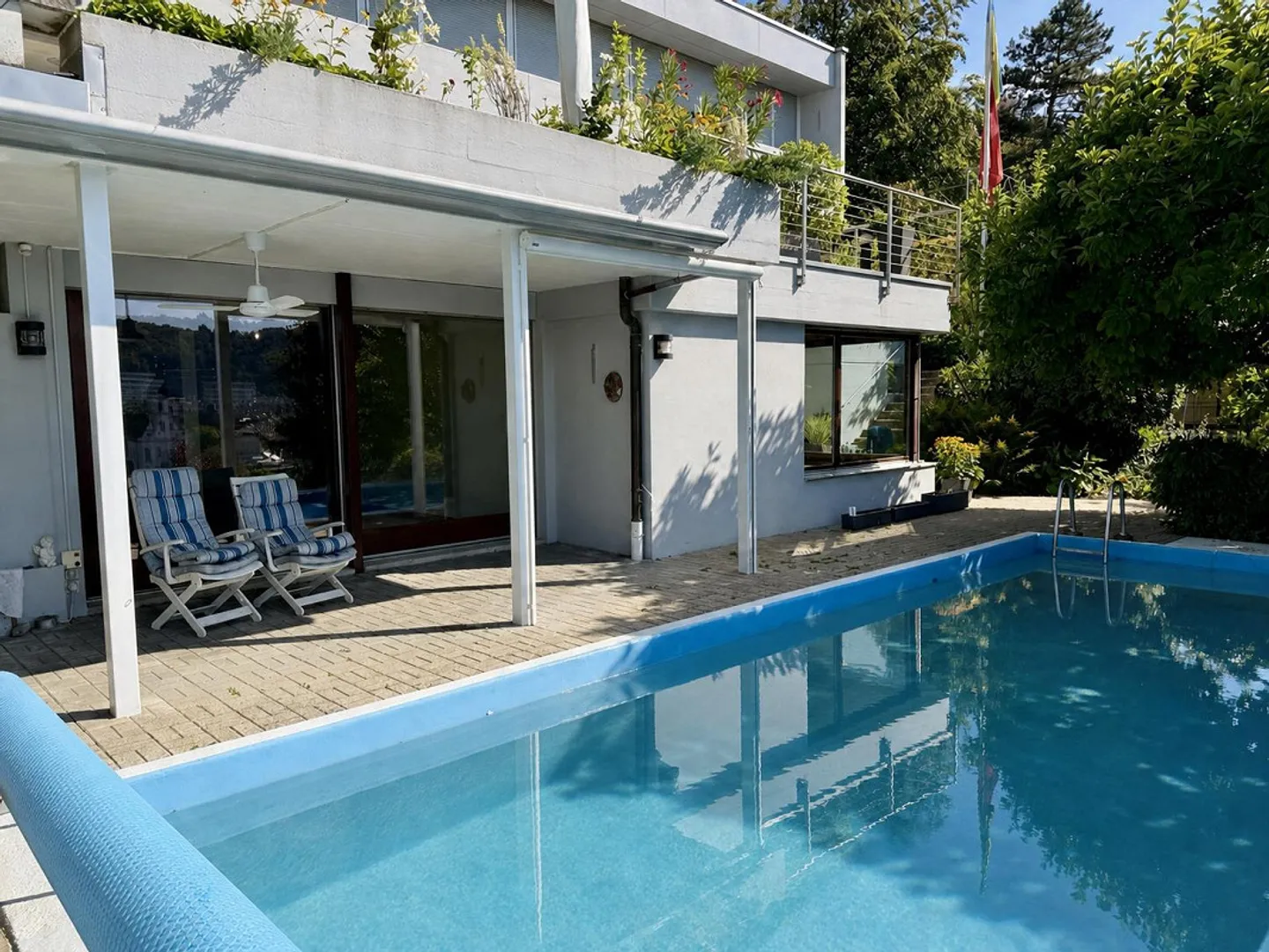 Première occupation loft de style 3.5 pièces (105 m2) avec piscine, jardin et vue panoramique - Photo 2 sur 23